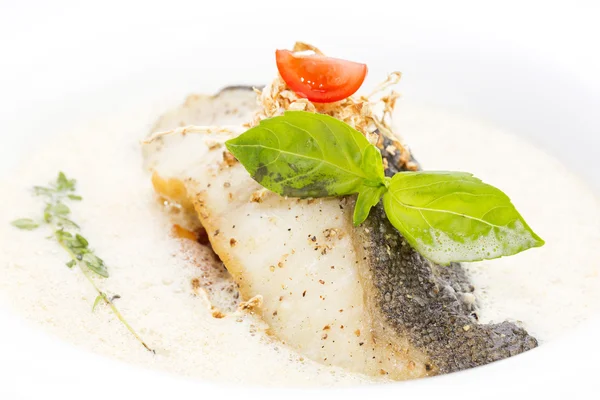 ホワイト ソースで焼いた魚 — ストック写真