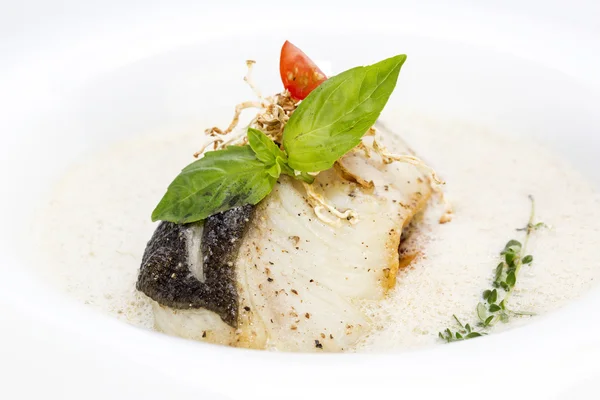 Pesce al forno con salsa bianca — Foto Stock