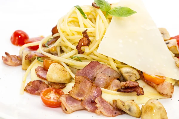 Spaghetti with mushrooms and vegetables — Stock Photo, Image