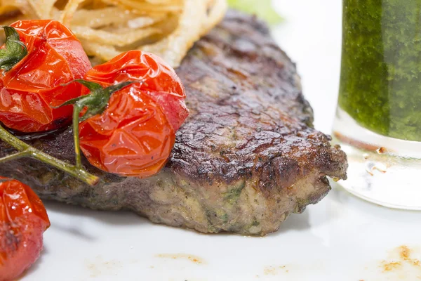 Steak with tomatoes, celery and vegetable juice — Stock Photo, Image