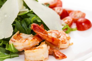 salata yeşillikleri ve karides eti