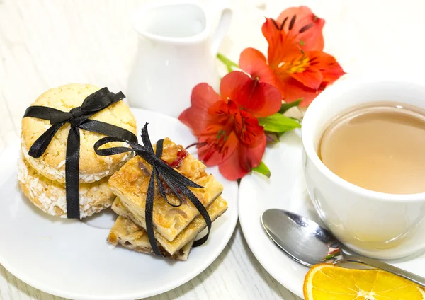 Delicious cakes for tea — Stock Photo, Image