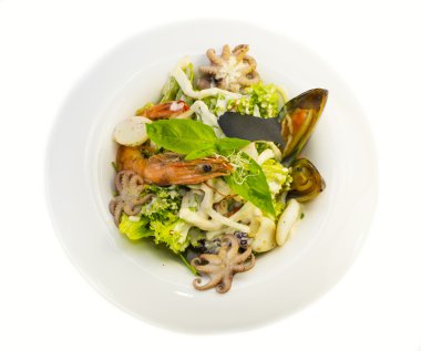 Sebzeli salata ve deniz ürünleri.