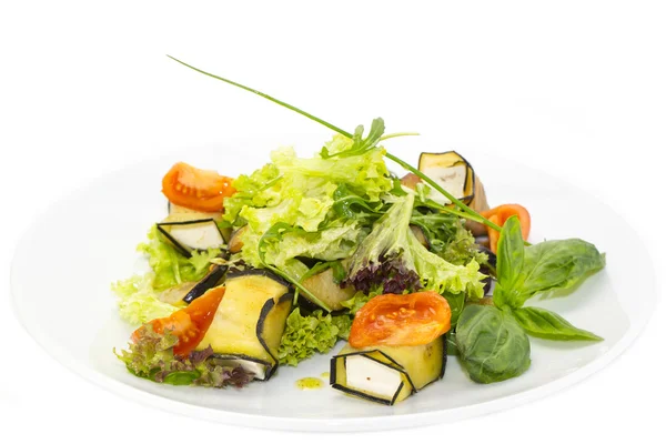 Салат з сиром і травами та овочами — стокове фото