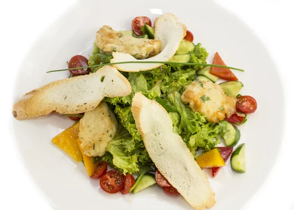 Insalata con formaggio ed erbe aromatiche — Foto Stock