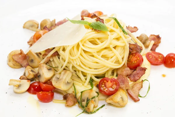 Spaghetti with mushrooms and vegetables — Stock Photo, Image