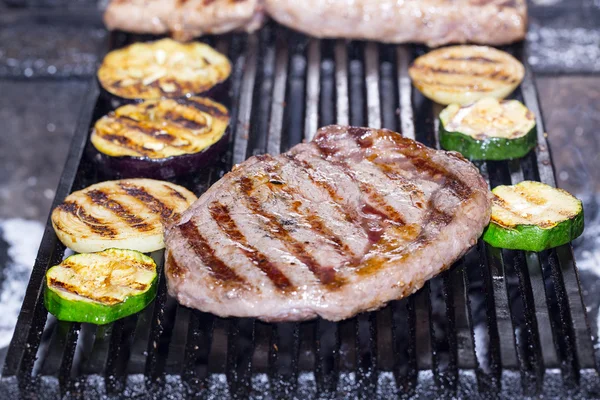 Cozinhar bife e legumes — Fotografia de Stock