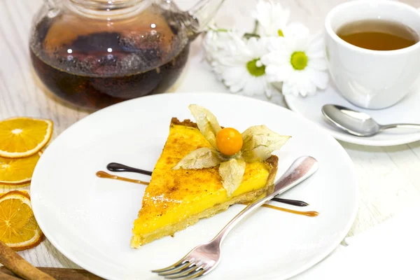 Dessert dans une assiette avec une tasse de thé chaud — Photo