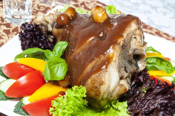 ile sebze kızarmış domuz knuckle