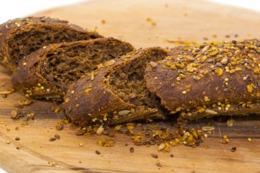 ahşap plaka üzerinde ekmek