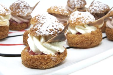 vanilyalı dondurma ile profiterol