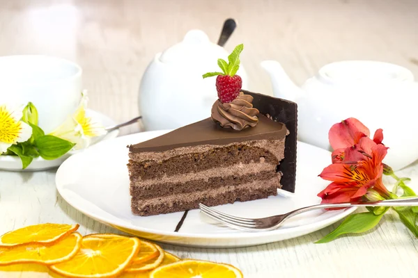 Stück Kuchen mit einer Tasse Tee — Stockfoto