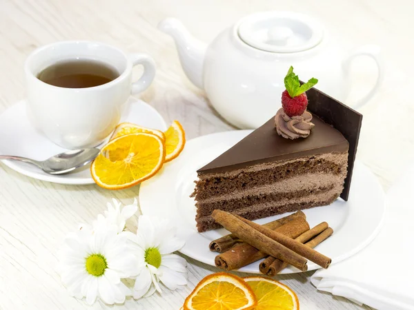 Pedazo de pastel con una taza de té — Foto de Stock