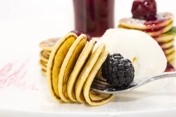 Pancakes with blackberry jam — Stock Photo, Image