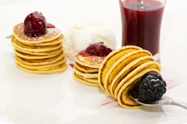 Pancakes with blackberry jam — Stock Photo, Image