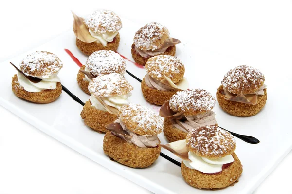 Profiteroli con gelato alla vaniglia — Foto Stock