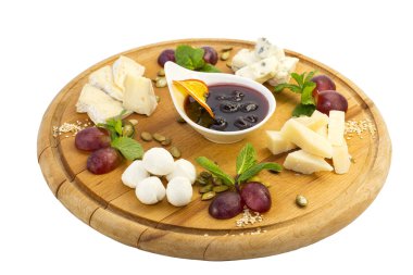 Peynir tabağı ile birkaç çeşit peynir