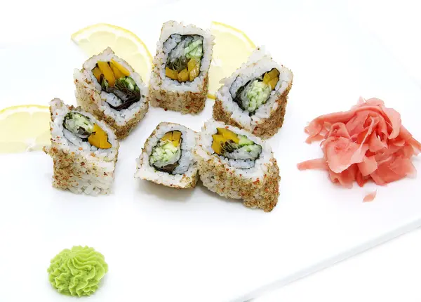 Rollos japoneses con pescado y verduras — Foto de Stock