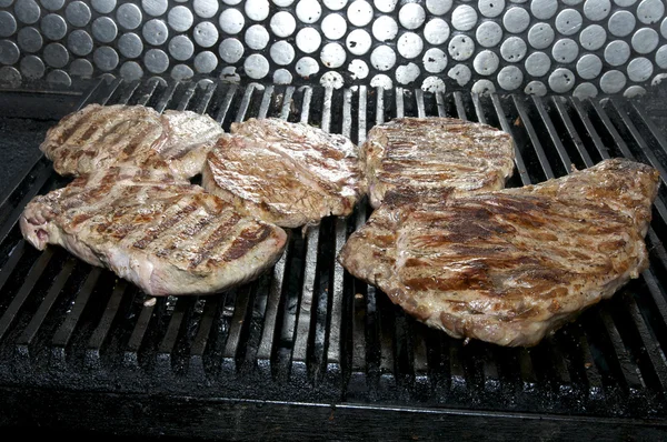 Steak de boeuf sur un gril — Photo