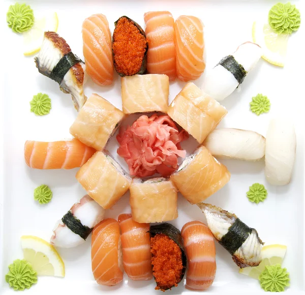 Японские рулеты с рыбой и овощами — стоковое фото