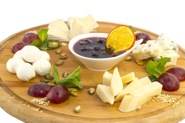 Piatto di formaggio con diverse varietà di formaggio — Foto Stock