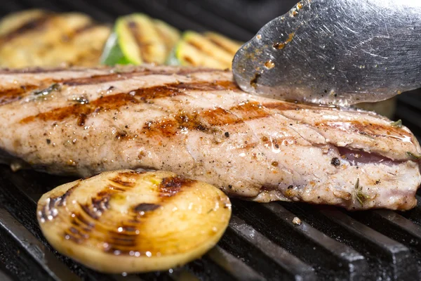 Fleisch und Gemüse auf dem Grill kochen — Stockfoto