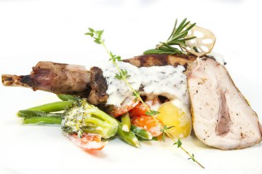 sebzeli soslu kızarmış kaburga buzağı