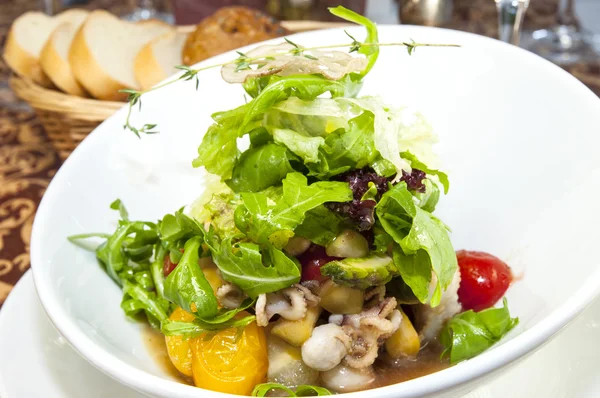 Ahtapot ve sebze salatası — Stok fotoğraf