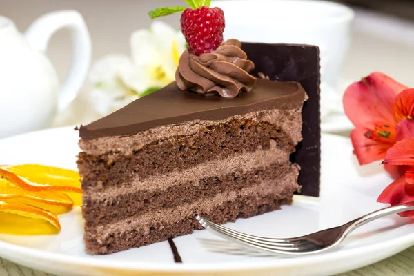 Stück Kuchen mit einer Tasse Tee — Stockfoto