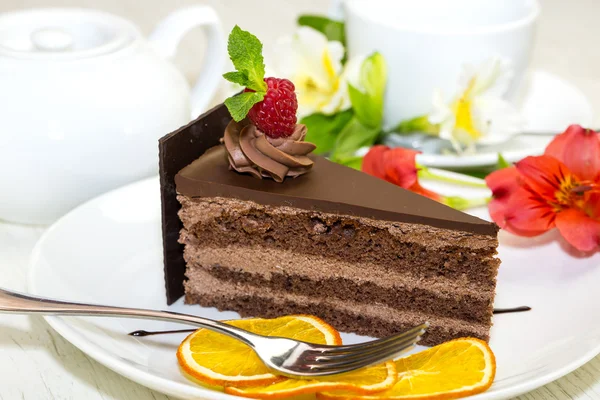 Stück Kuchen mit einer Tasse Tee — Stockfoto