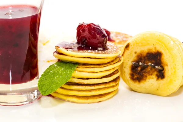 Pancakes with blackberry jam — Stock Photo, Image