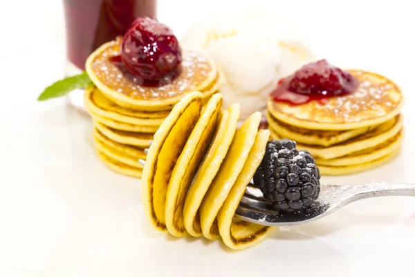 Pancakes with blackberry jam — Stock Photo, Image
