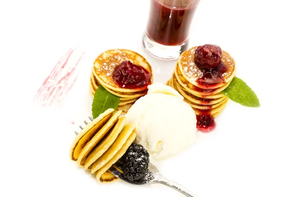 Pancakes with blackberry jam — Stock Photo, Image