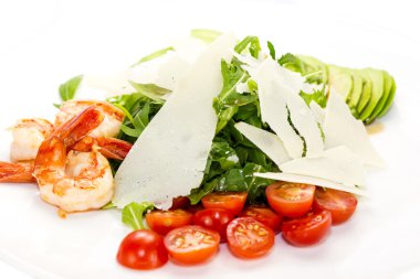 salata yeşillikleri ve karides eti