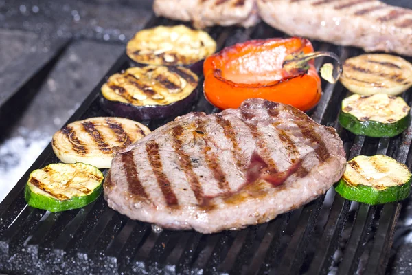 Koken biefstuk en groenten — Stockfoto
