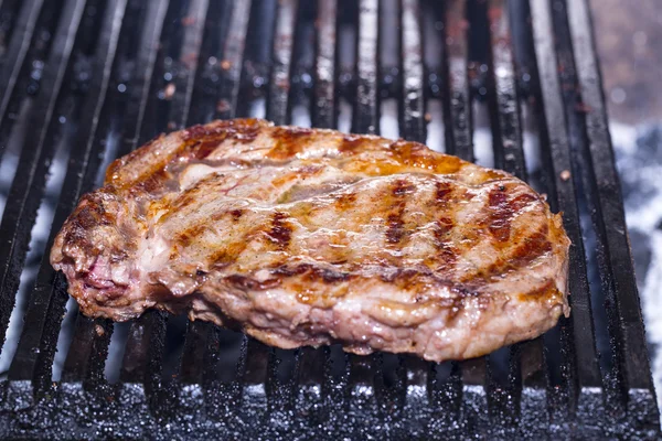 Koken biefstuk — Stockfoto