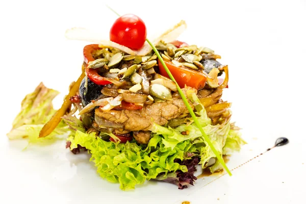 Ensalada con verduras y carne — Foto de Stock