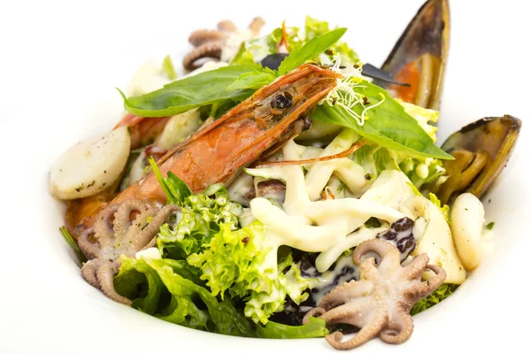Салат из овощей и морепродуктов — стоковое фото