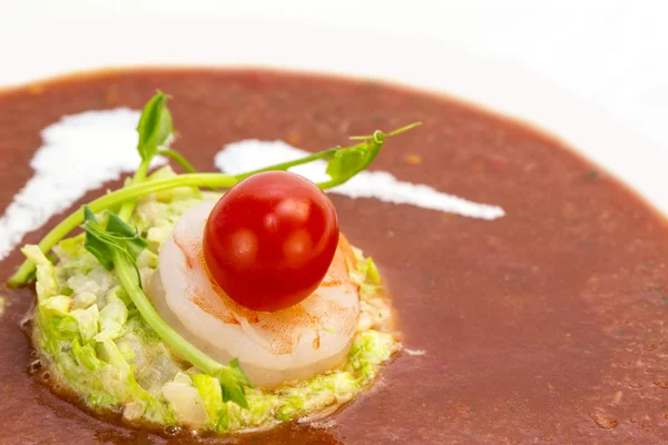 Salat auf einem Teller mit roter Sauce — Stockfoto