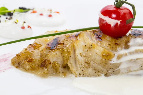 Pesce gatto con salsa bianca — Foto Stock