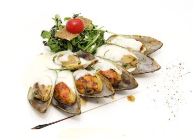 Midye otlar ile soslu bir tabak