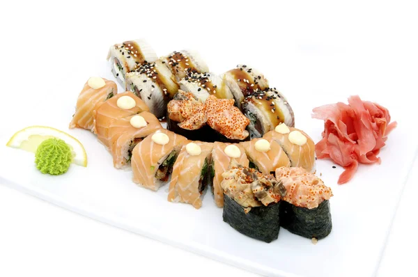 Rollos japoneses con pescado y verduras — Foto de Stock