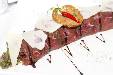 sığır eti otlar ve peynir ile