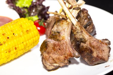 soslu kızarmış domuz kaburga