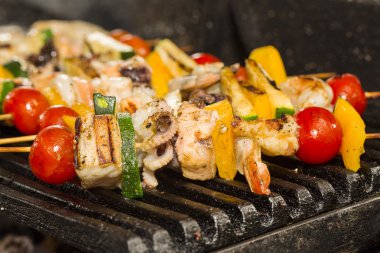 Deniz ürünleri şiş