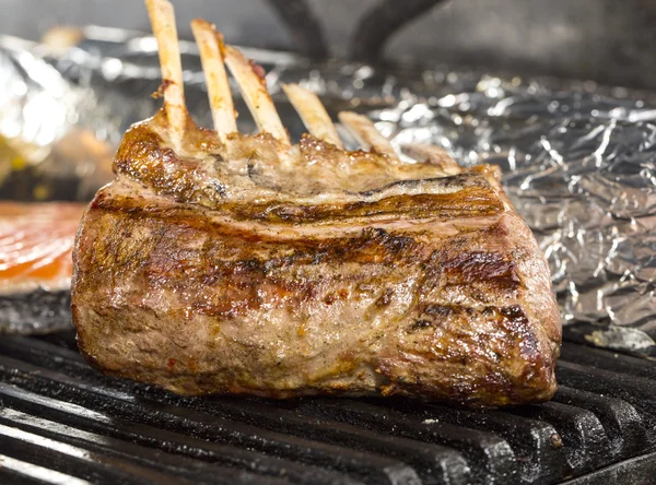 Cooking ribs on the grill — Stock Photo, Image