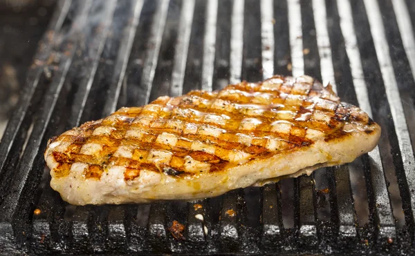 Vlees op de grill koken — Stockfoto