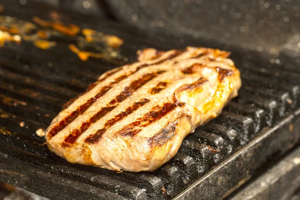 Cooking meat on the grill — Stock Photo, Image