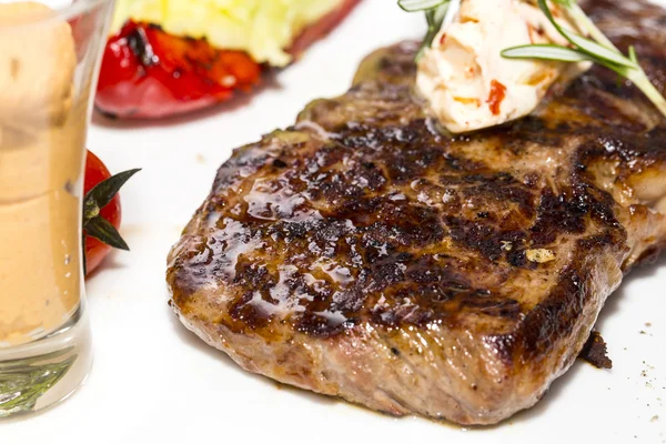 Roston sült steak szósszal és zöldek — Stock Fotó