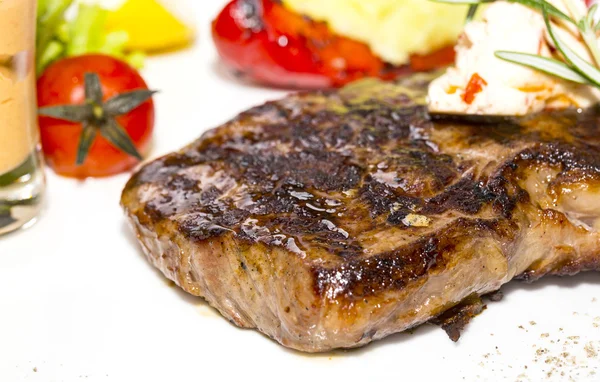 Grilovaný steak s omáčkou a zelení — Stock fotografie